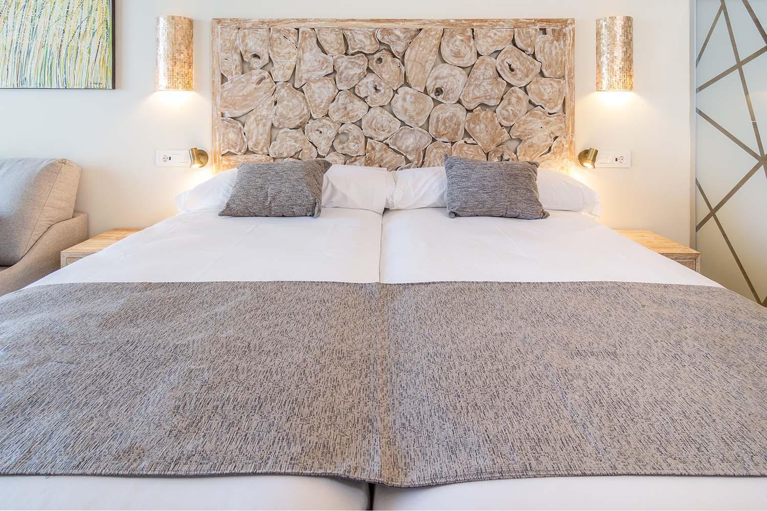Zahara Beach & Spa By Qhotels - Adults Recommended Zahara de los Atunes Δωμάτιο φωτογραφία A bed with a bed valance