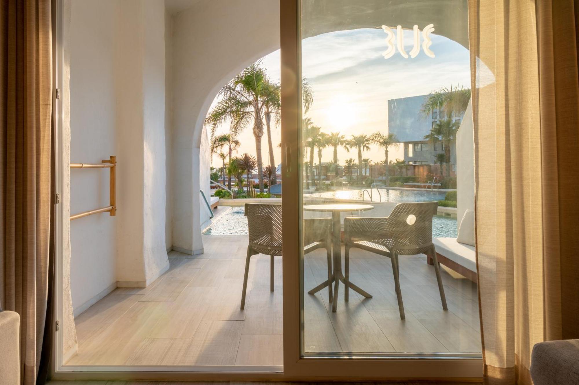 Zahara Beach & Spa By Qhotels - Adults Recommended Zahara de los Atunes Εξωτερικό φωτογραφία A view of the pool from a guest room