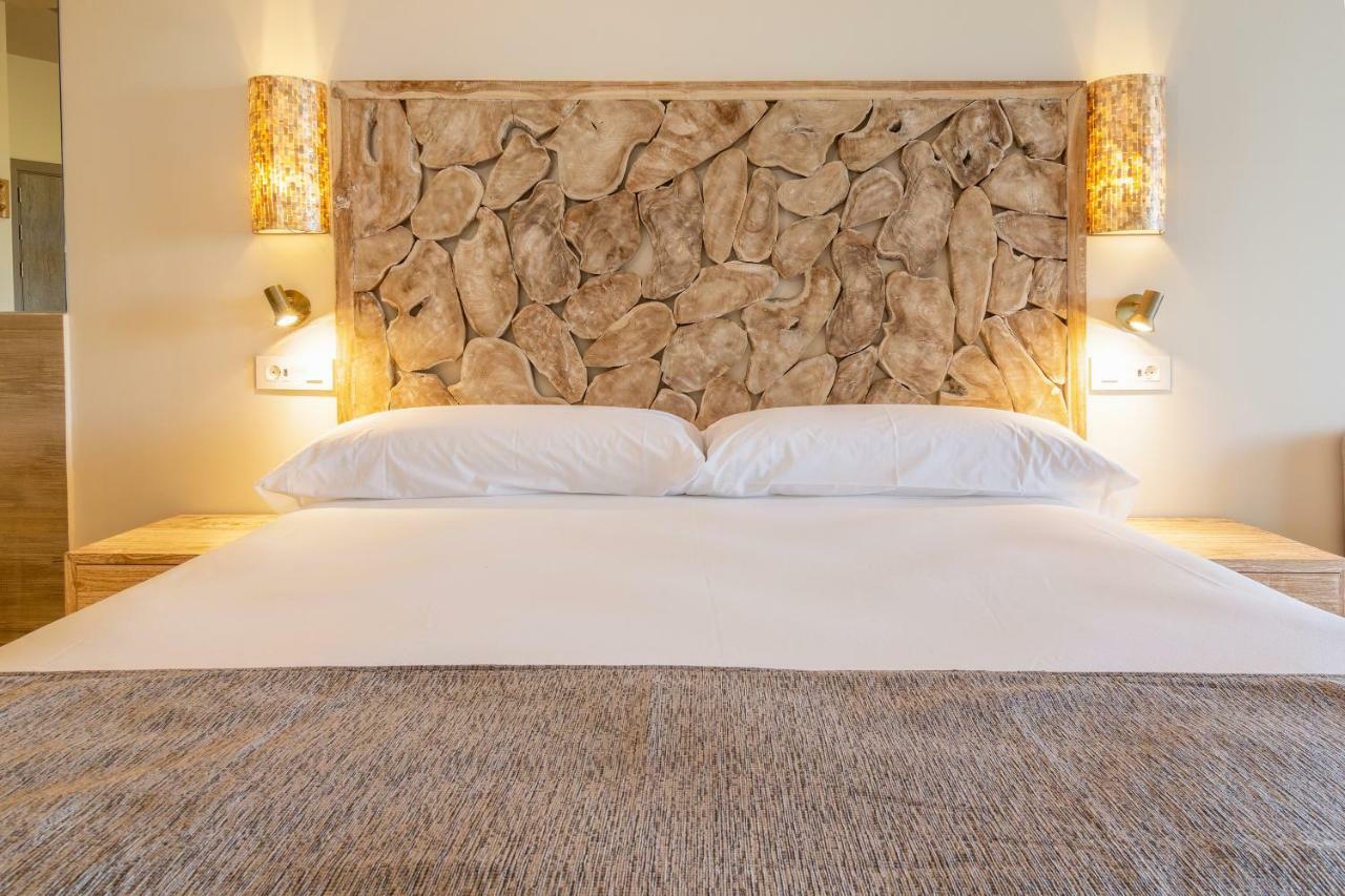Zahara Beach & Spa By Qhotels - Adults Recommended Zahara de los Atunes Εξωτερικό φωτογραφία A bed with a headboard